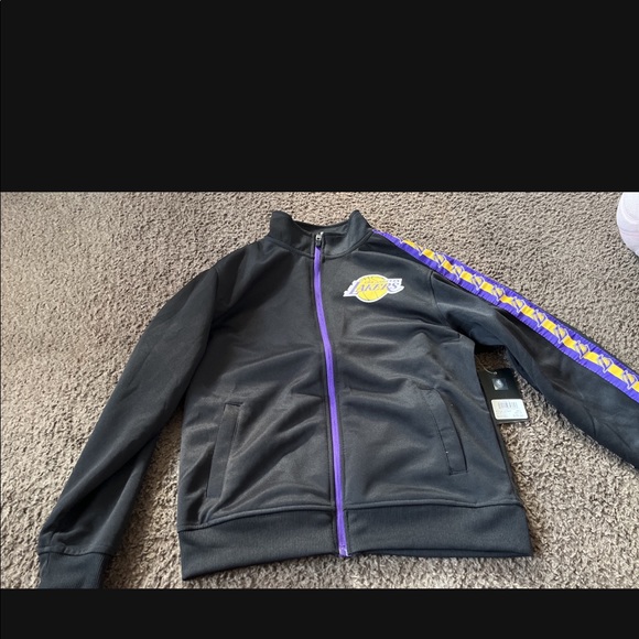 Lakers gear for youth - Picture 5 of 6